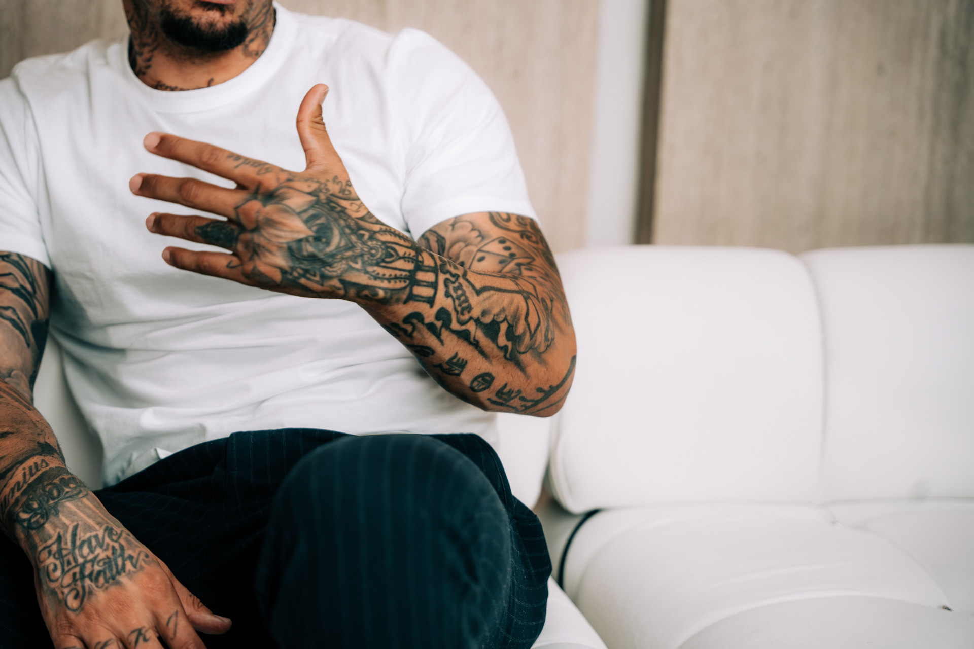 Jermaine Jones showing his hand tattoos