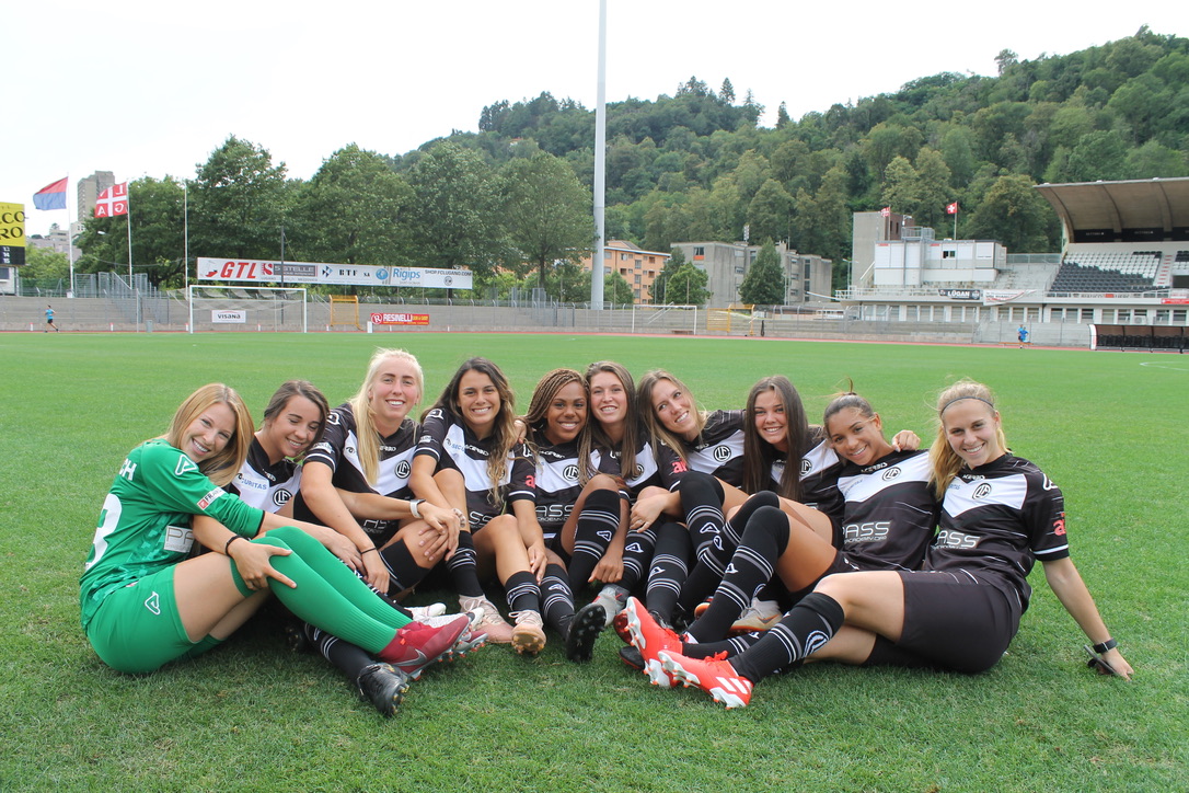 Mariah lee with her teammates at FC Lugano